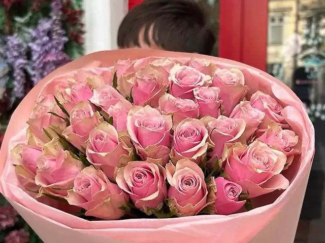 25 рожевих троянд