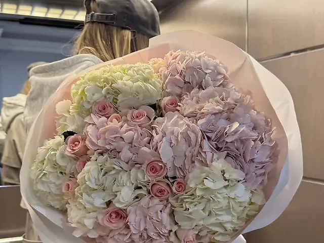 Ніжний мікс гортензій з трояндами