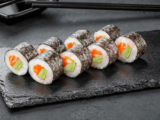 Макі з лососем та авокадо