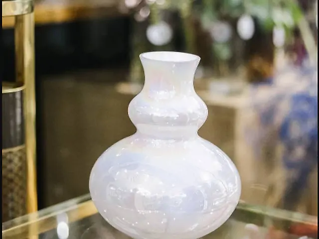 Ваза біла, фігурна