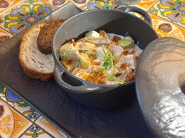 Кролик з грибами і цукіні