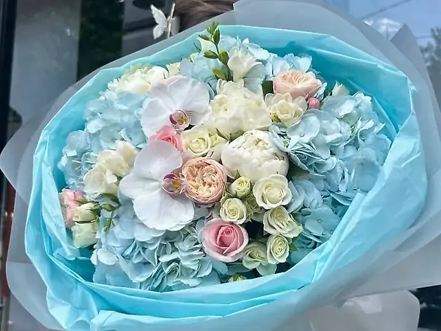 Вишуканий мікс с орхідеями