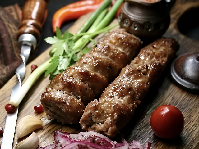 Люля-кебаб из сочной баранины с тающим сыром Дор Блю .