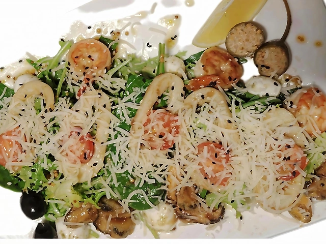 Теплый салат с морепродуктами