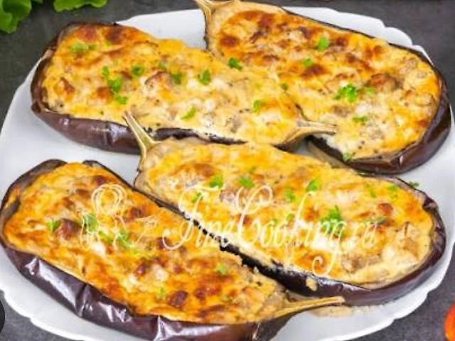 Запеченные баклажаны с аджикой и сыром сулугуни