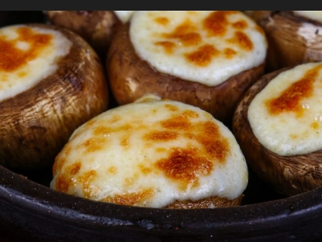 Запеченные шампиньоны с сыром сулугуни