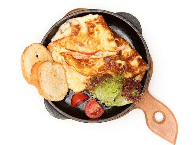 Омлет с сыром и овощами