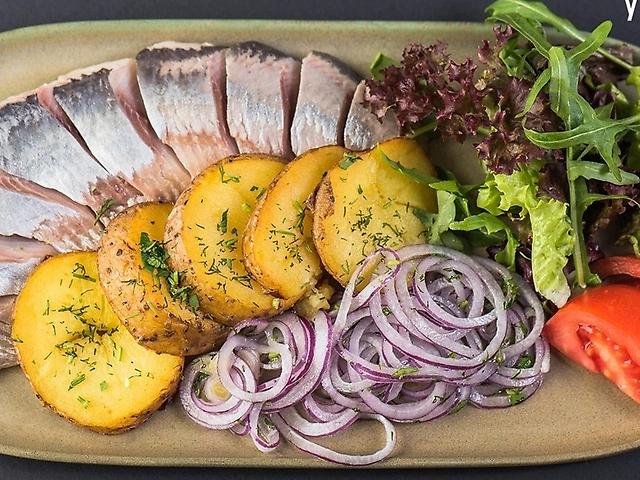 Сельдь с жареным картофелем