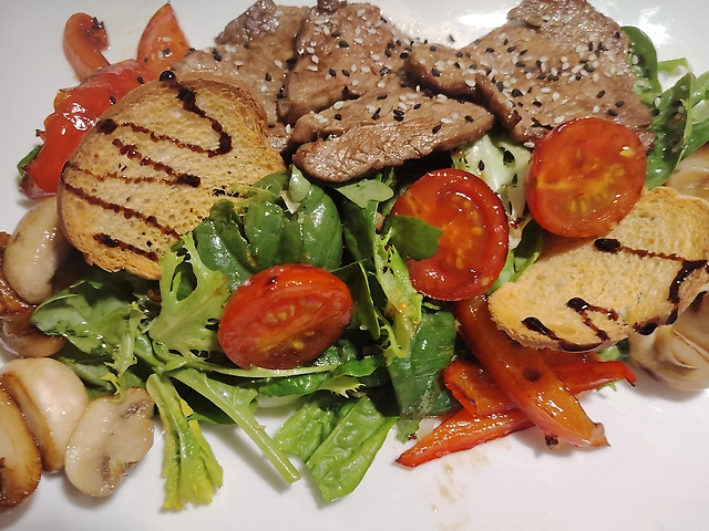 Теплый салат с телятиной