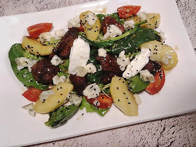 Теплый салат с куриной печенью и карамелизированным яблоком