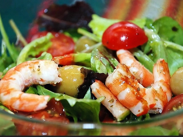 Теплый салат с морепродуктами