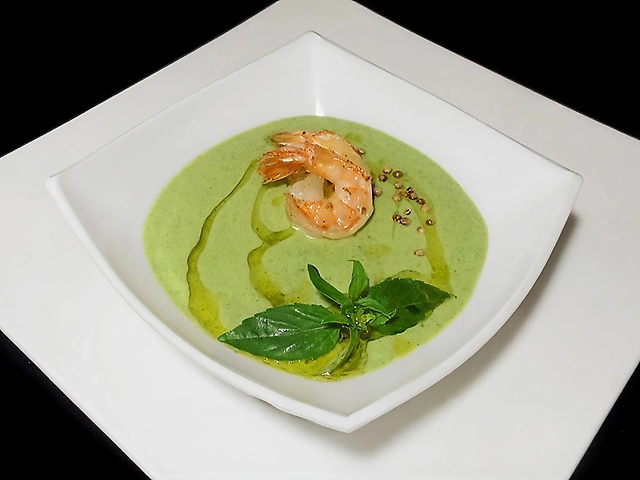 Крем-суп со шпинатом и креветками