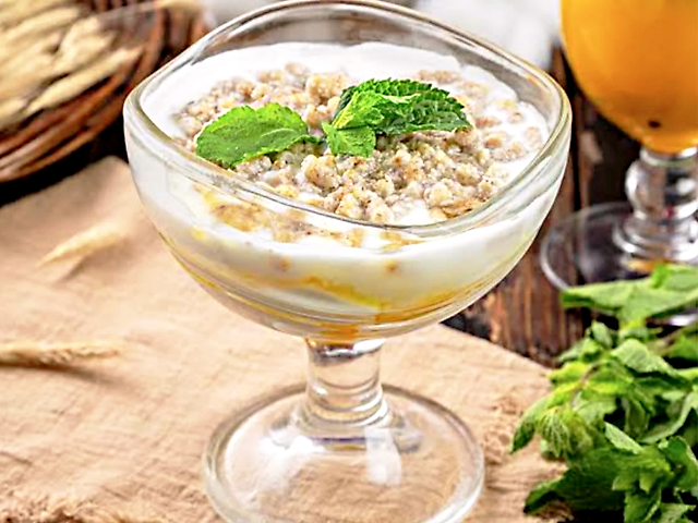 Мацони с медом и грецким орехом