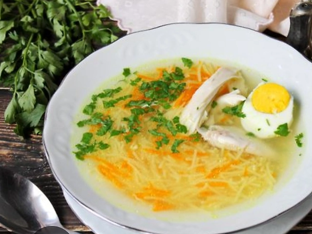 Куриный бульон с лапшой