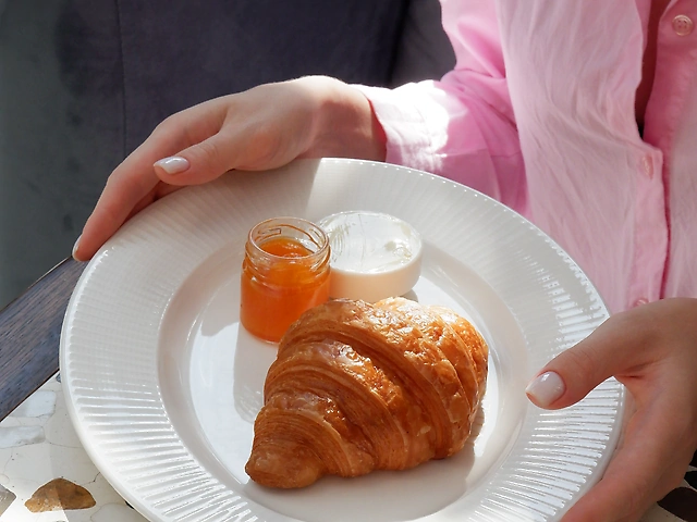 Le croissant з вершковим маслом та грушовим джемом