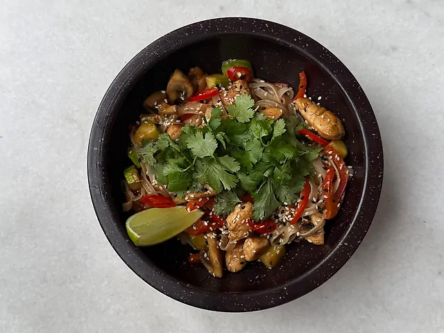 Локшина з куркою в соусі Якиніка