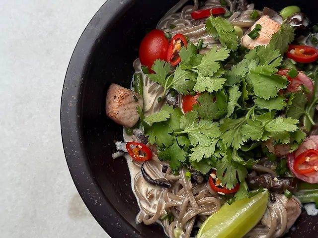 Лапша Том Кха з лососем