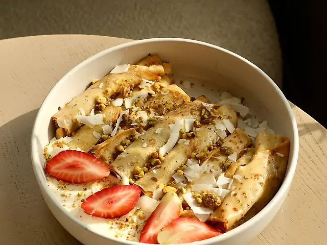 Млинці з топленим сиром та кокосовим кремом