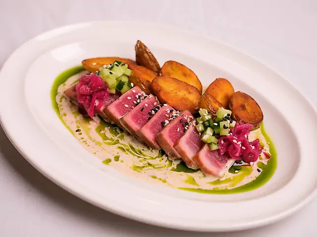 Стейк з тунця з картоплею