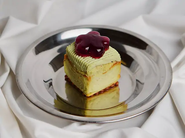 Фісташковий баскський чизкейк з вишнею