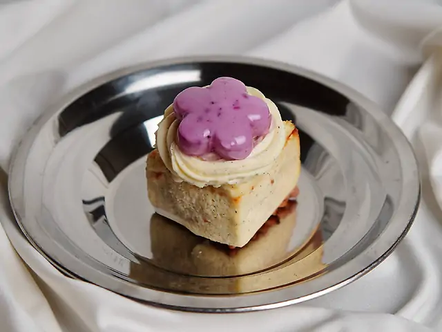 Ванільний баскський чизкейк з чорною смородиною