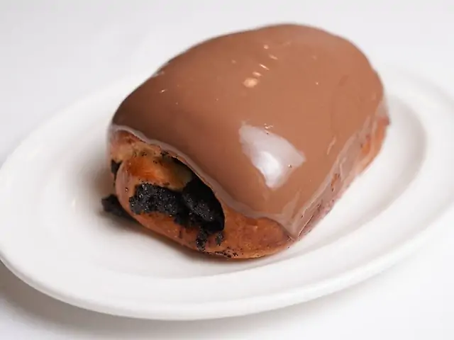 Булочка з маком в глазурі