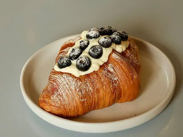 Круасан з лохиною та крем чизом