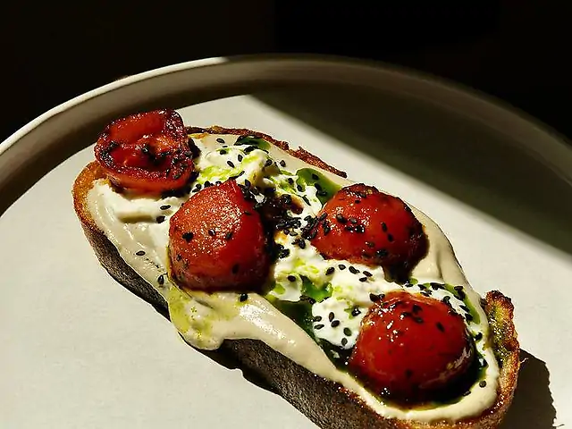 Тост з мусом із баклажанів та страчателлою