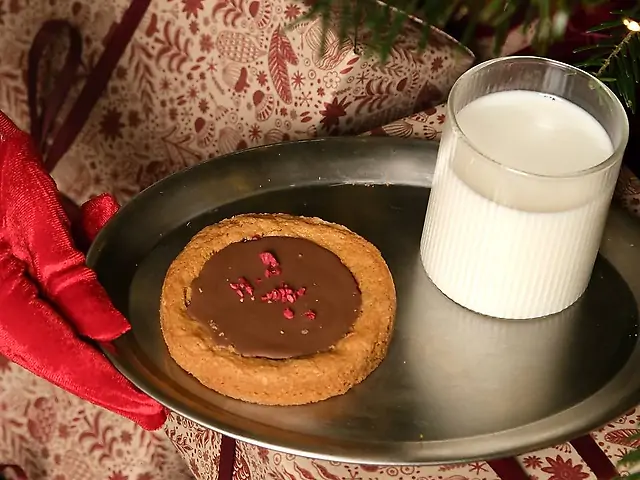 Печиво з малиною конфі та молочним шоколадом