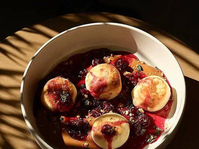 Сирники з ірискою та вишнею