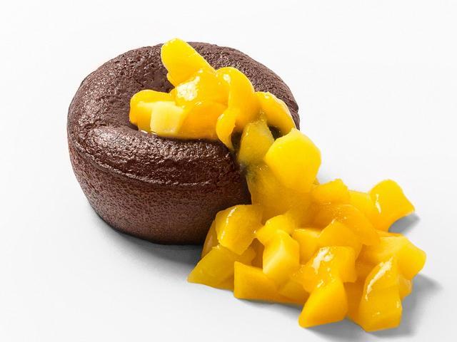 Шоколадный фондан с тар-таром из манго и Маракуйи