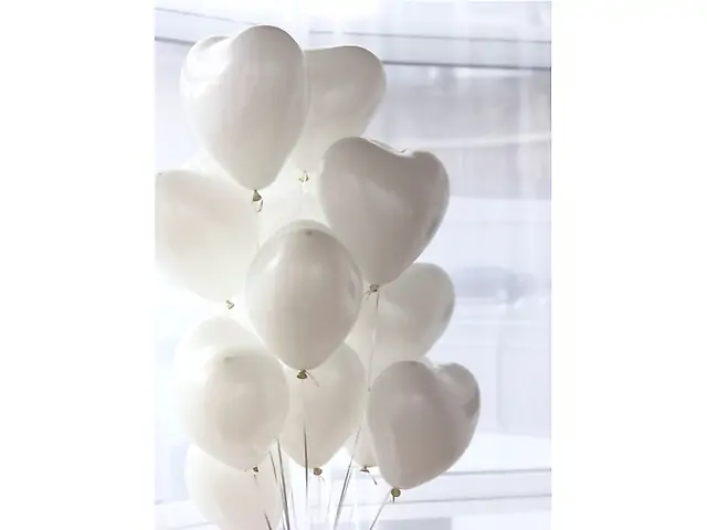 Латексні білі сердечки 30 см