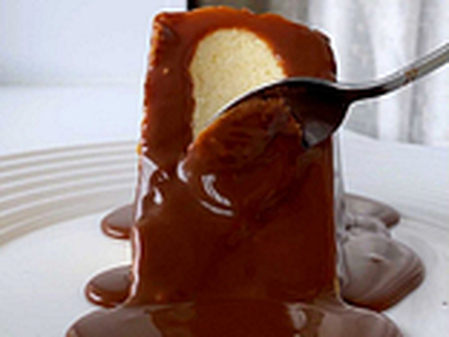 Чизкейк Сан Себастьян з соусом Чорний шоколад та кедровим горіхом