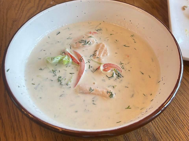 Французький рибний суп з лососем та вершками