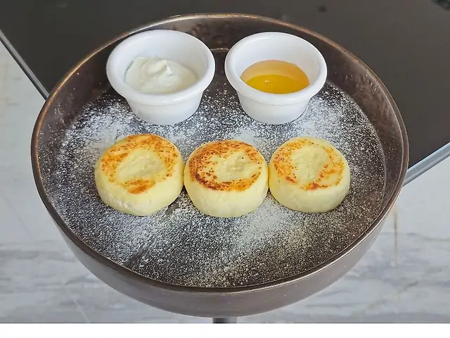Сирники зі Сметаною та медом