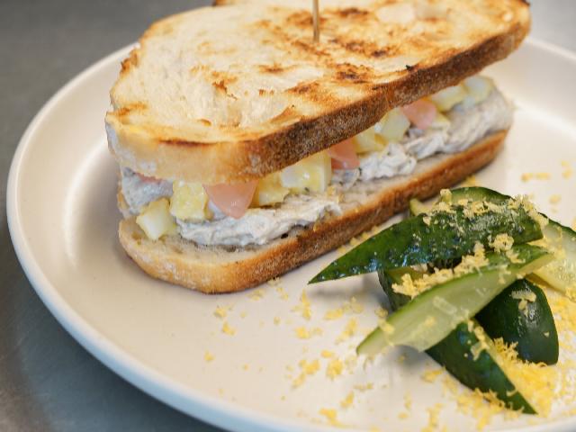 Сэндвич со сливочной скумбрией, яичным салатом и зеленым салатом