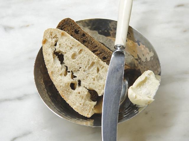 Хлеб с мягким маслом из анчоуса