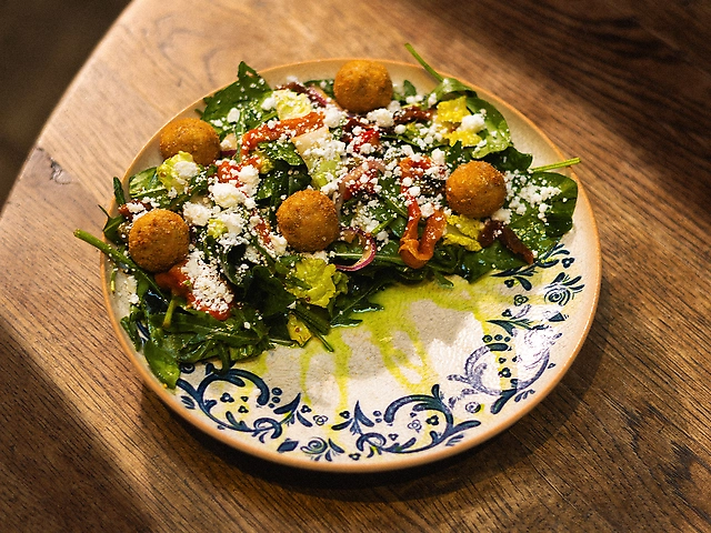 Салат з кефтедакі з телятини, каперсами, печеним перцем та грецькою фетою