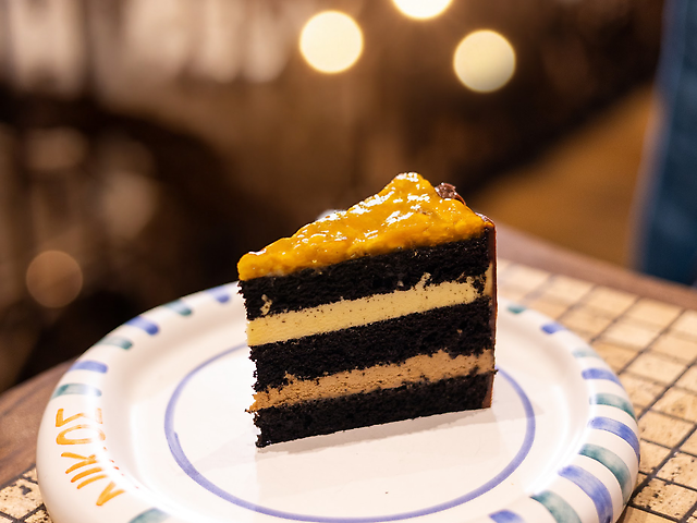 Шоколадний торт з білого та чорного шоколаду з компоте манго та маракуйя