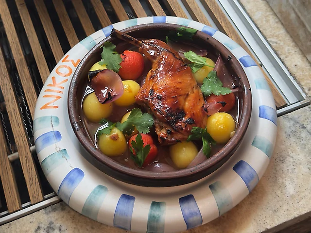 Ніжка кролика запечена в дровʼяній печі з картоплею та чері