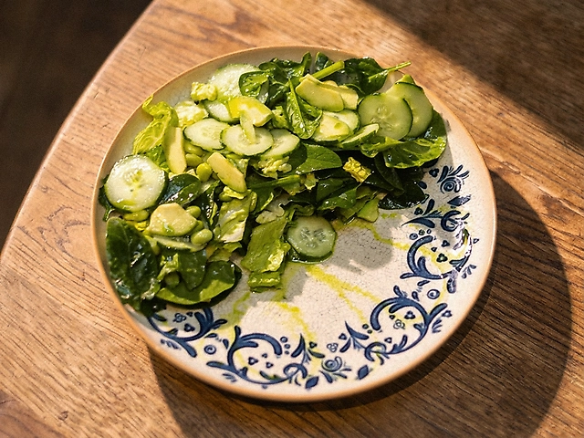 Зелений салат марулі з авокадо і бобами едамаме