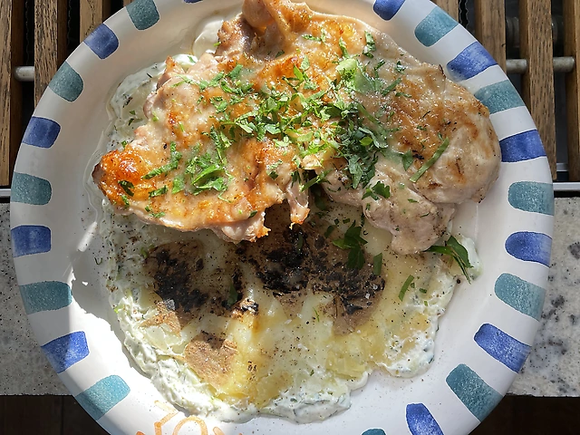 Фермерське курча на грилі з битою картоплею та дзадзикі