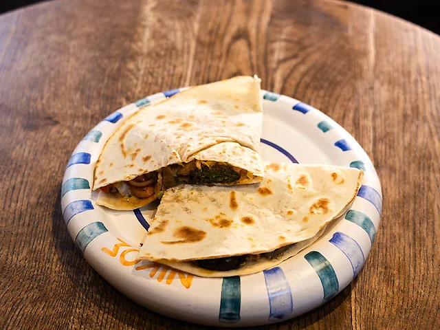 Гірос з фалафелем, томатами чері, огірком та хрустким айсбергом