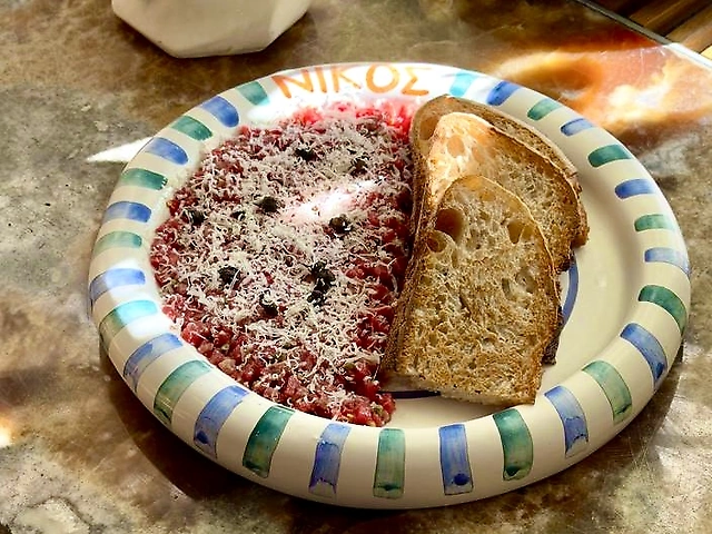 Тартар з рубленої яловичої вирізки з каперсами та витриманими сирами