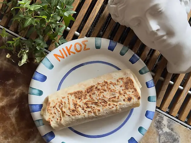 Гірос Томлене ягня з солоним сиром і зеленим салатом