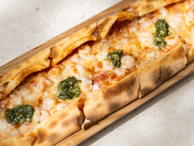 Пенірлі з креветкою, баклажаном на вугіллі та сальсою із каперсів