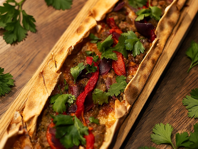 Пенірлі з кебабом із баранини, печеним перцем та ікрою із баклажанiв