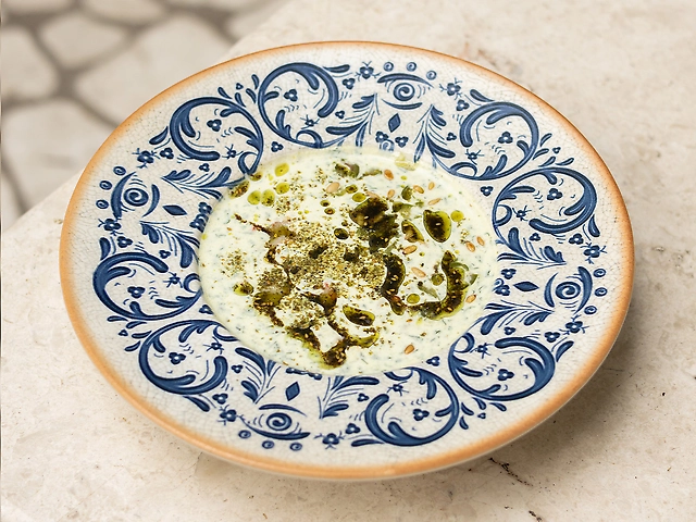 Холодний суп із грецького йогурту з лангустинами і заатаром