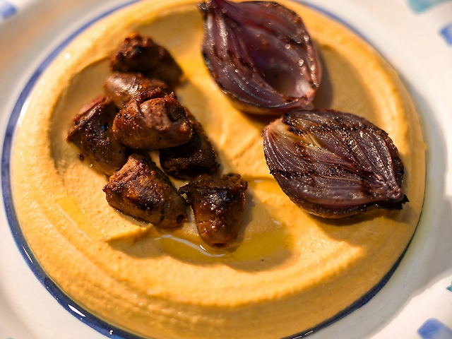 Хумус із гарбуза з сердечками курча на вогні