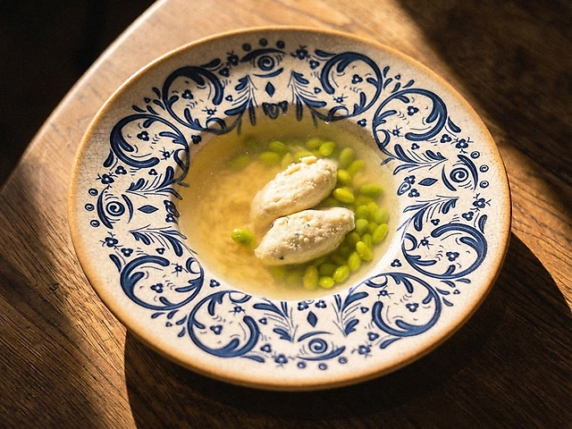 Курячий бульйон з орзо і кефтедакі з індички і курчати